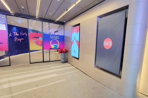 Latest company Solutions about 86inch Advertising Signage installed in HongKong duty free shop