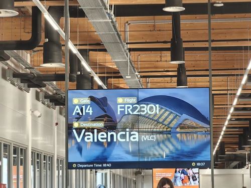 Latest company Solutions about The hangding LCD digital signage at Budapest Airport